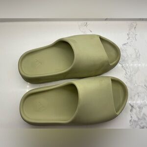 Adidas Yeezy Slide
Resin (2022/2024)